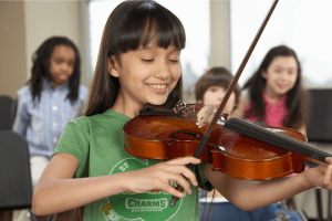 girl playing violin in violin class